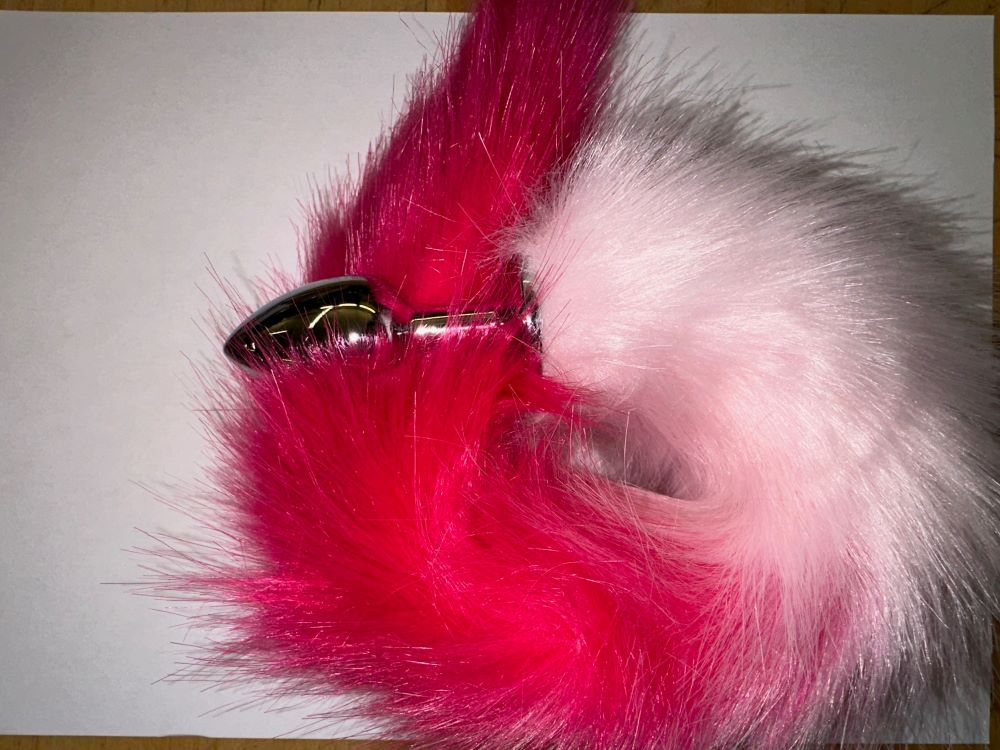 Niedlicher Buttplug aus Metall und flauschigem Plüsch für Petplay