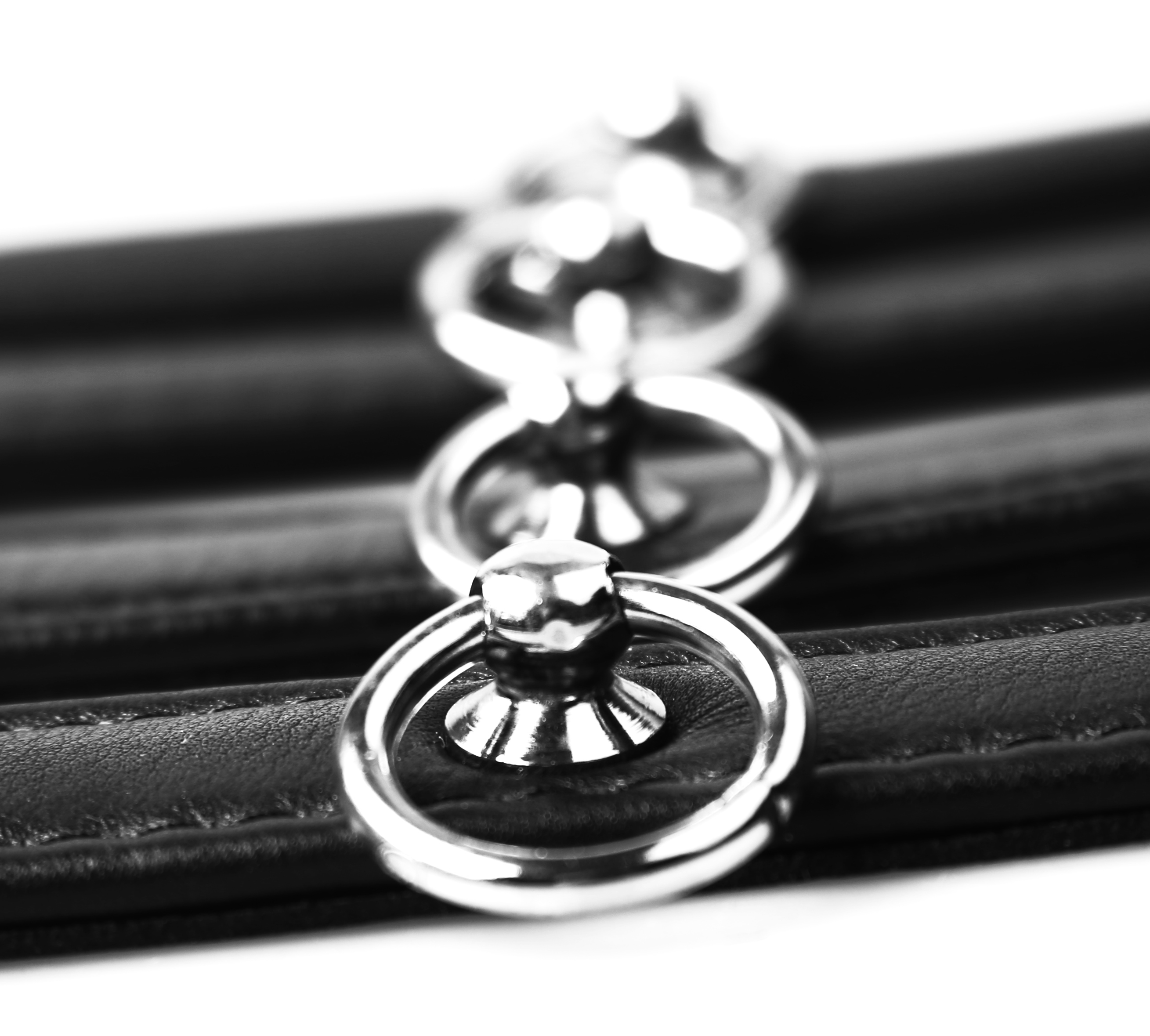 Chocker - Halsband der O in Schwarz - echt Leder mit Druckknopfverschluss