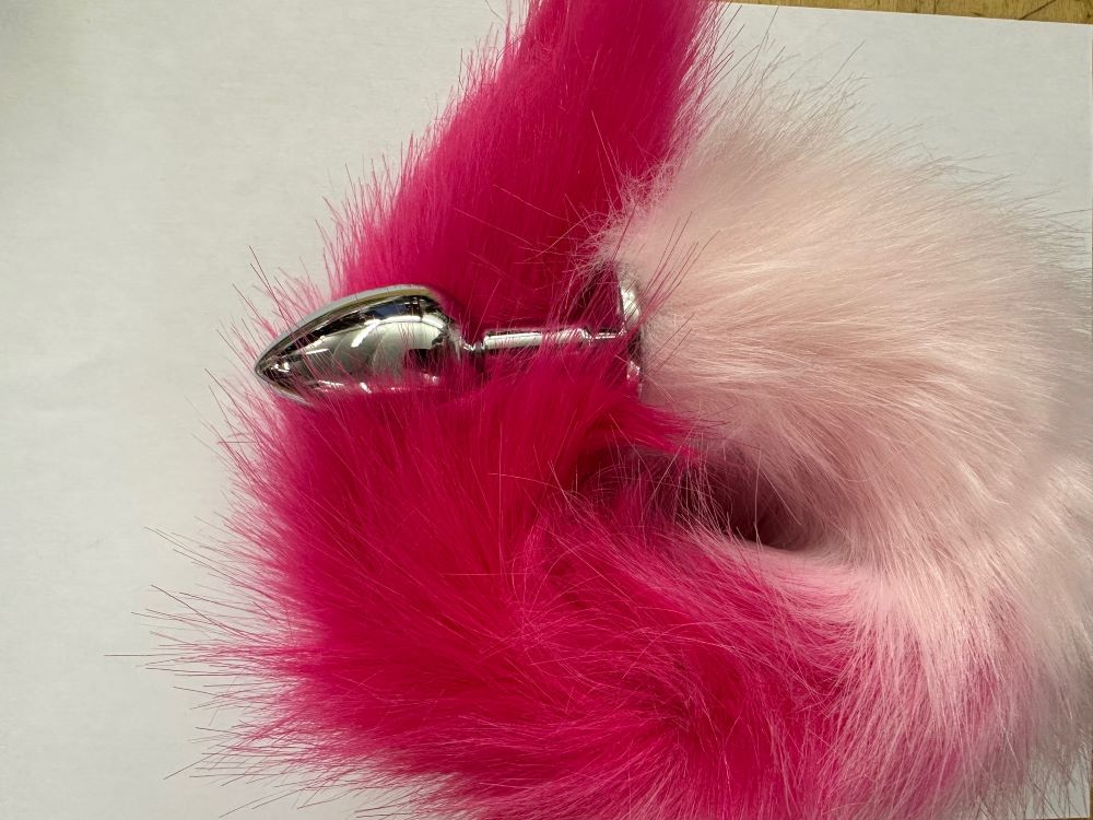 Niedlicher Buttplug aus Metall und flauschigem Plüsch für Petplay