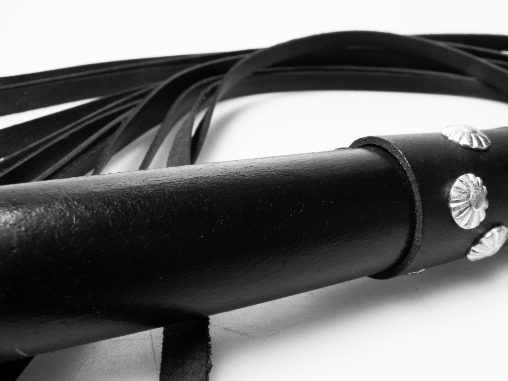 PEITSCHE - FLOGGER mit Holzgriff Damengriff