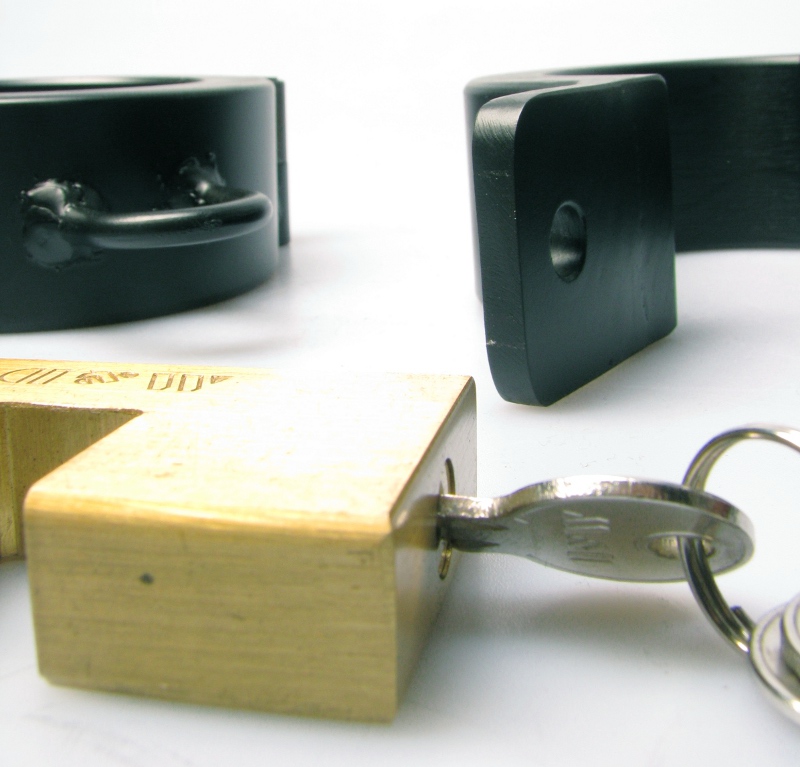 Stahlfesseln no compromises 1,5cm - Hand- oder Fußfesseln mit Schloßblock