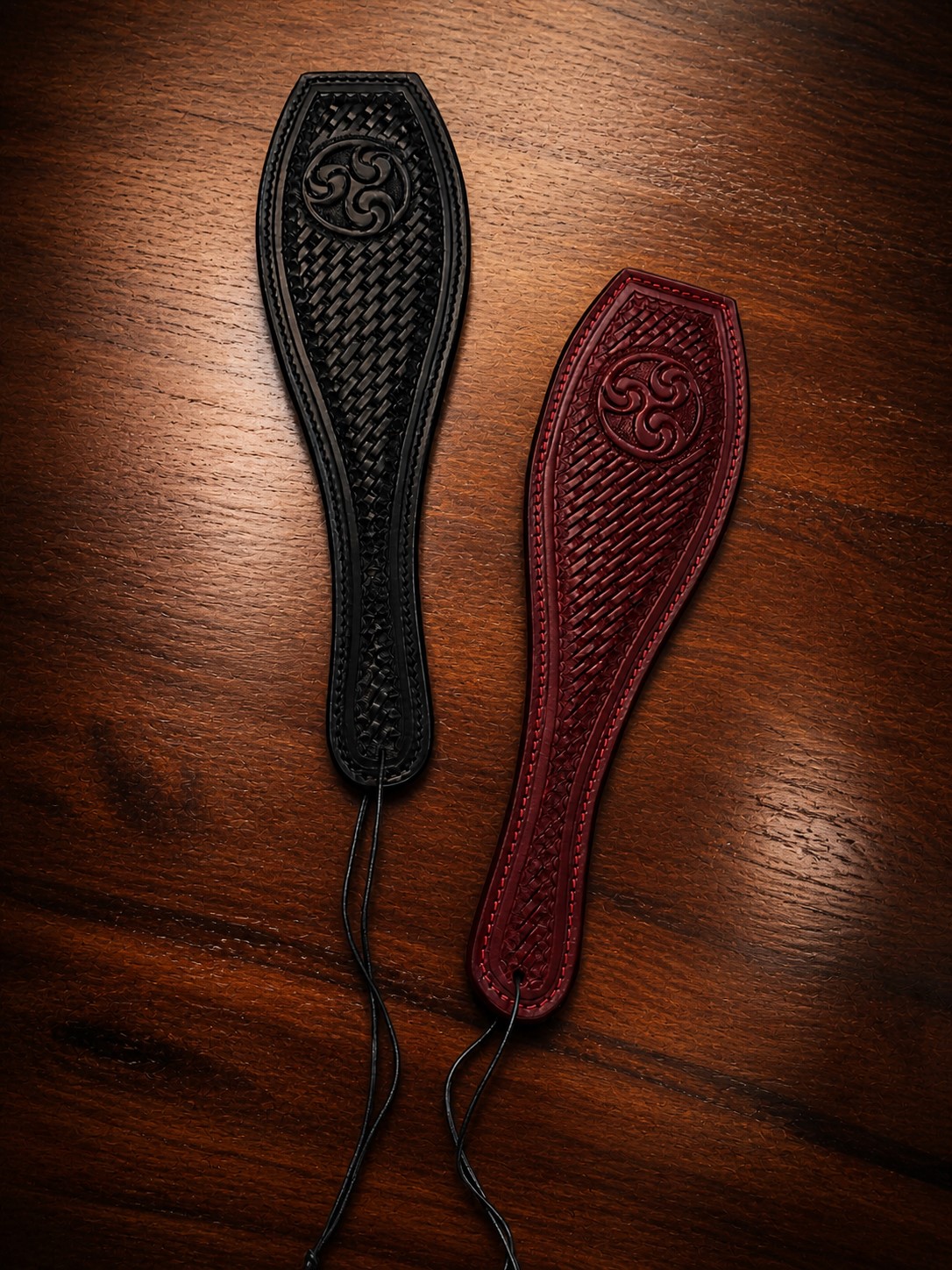 Punziertes Lederpaddle in rot