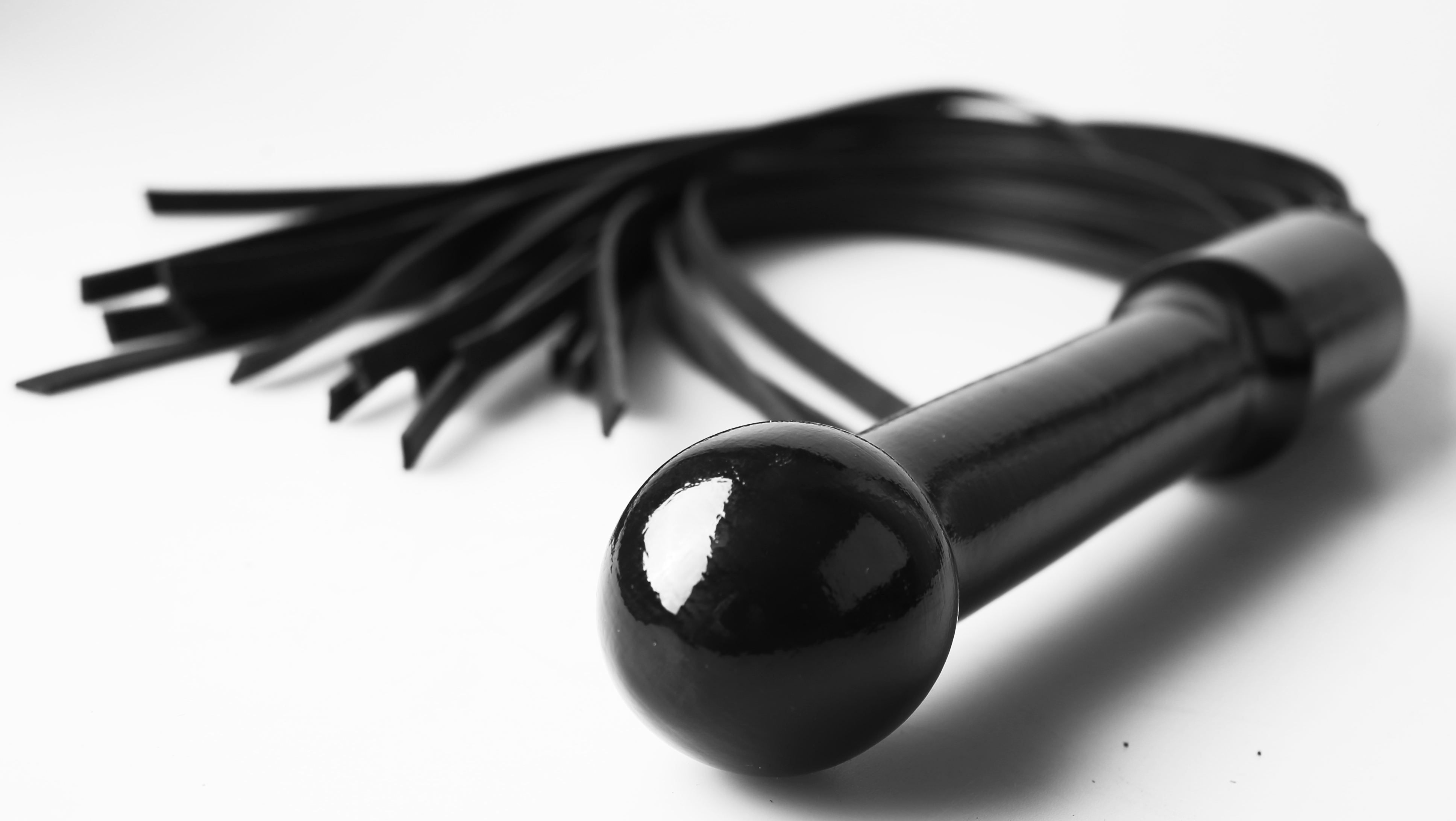 PEITSCHE - FLOGGER mit Holzgriff