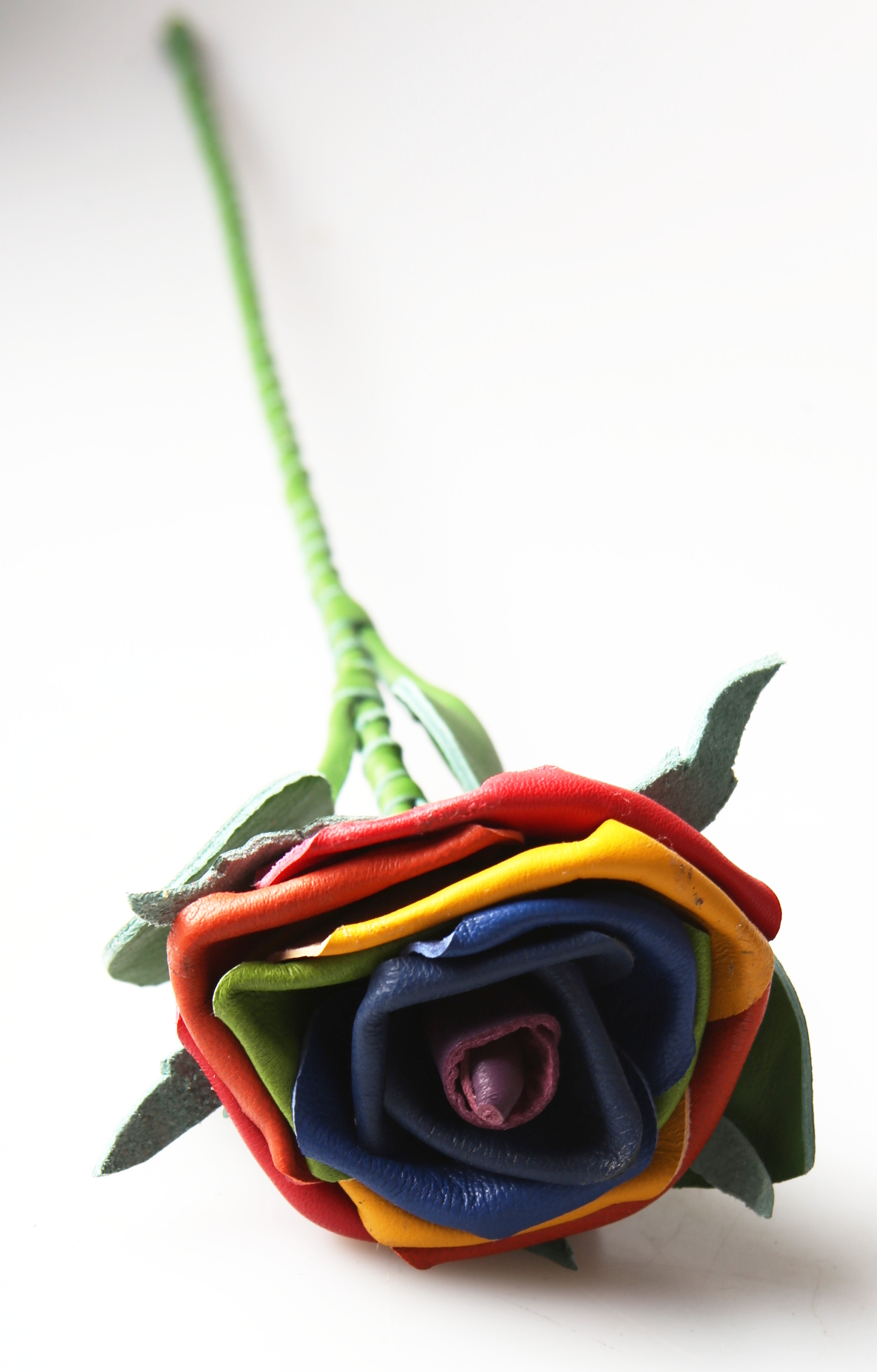 Leder Rose - Regenbogen - grüne Blätter