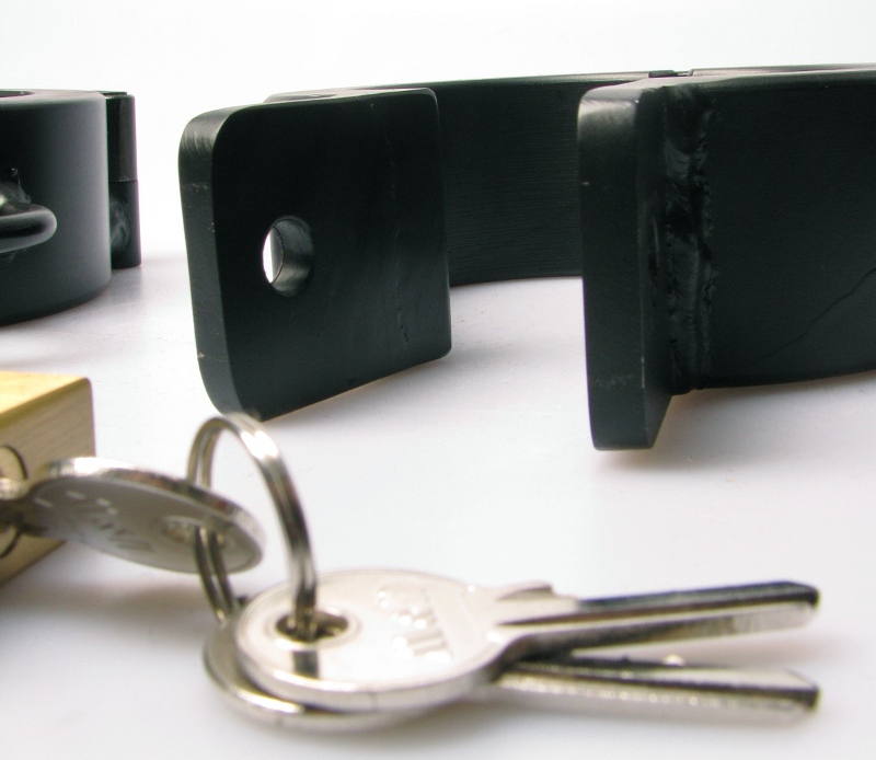 Stahlfesseln no compromises 1,5cm - Hand- oder Fußfesseln mit Schloßblock