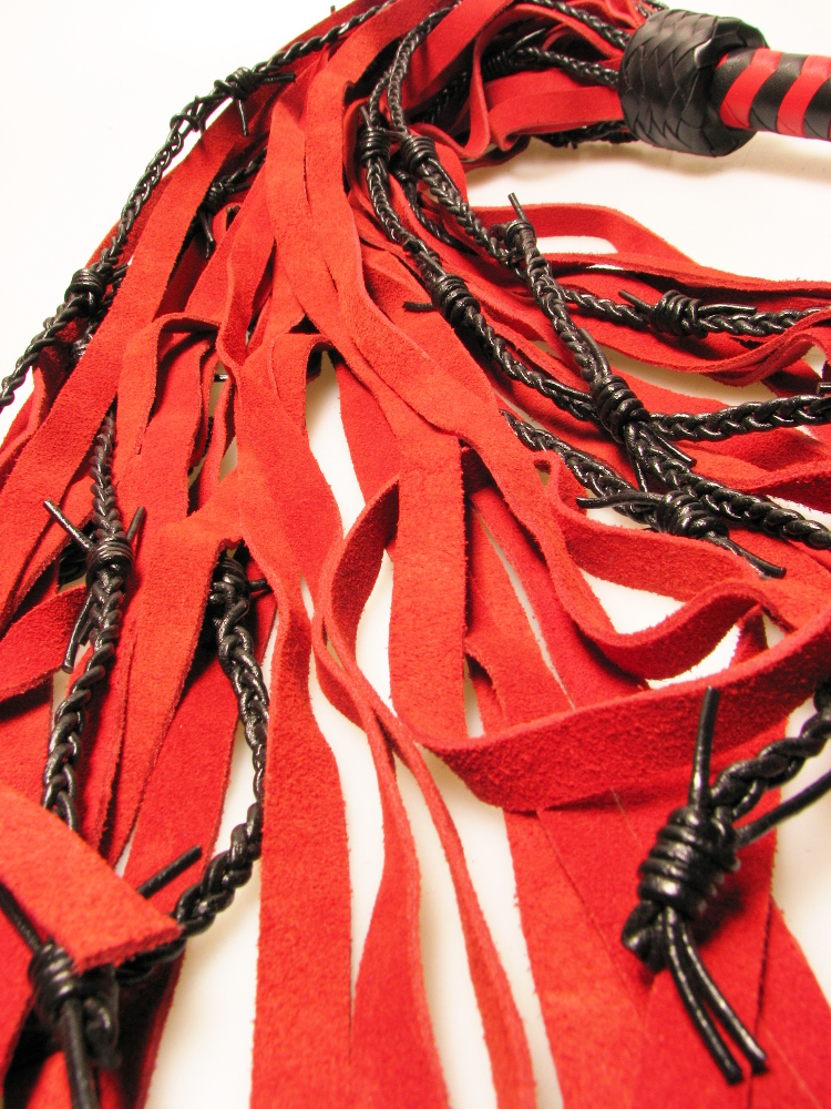 Subbie's letztes Erlebnis - Stacheldrahtpeitsche aus Leder rot-schwarz