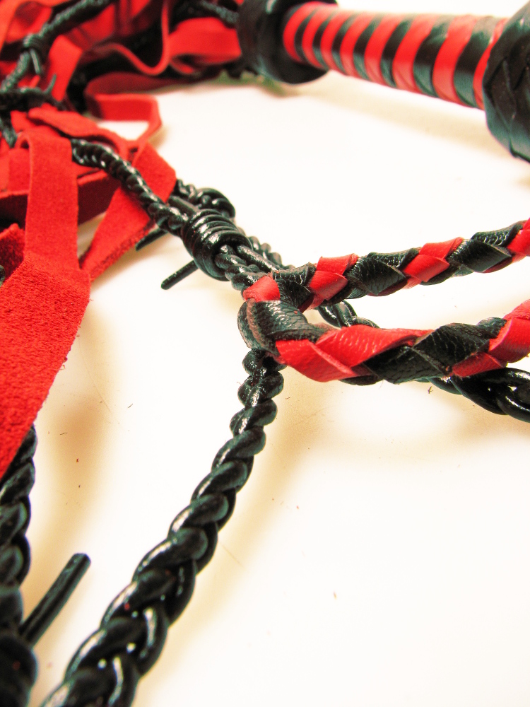 Subbie's letztes Erlebnis - Stacheldrahtpeitsche aus Leder rot-schwarz