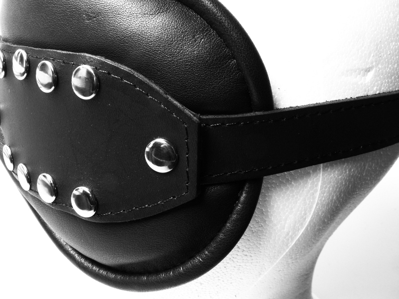 Augenmaske soft - schwarz mit flachen Nieten