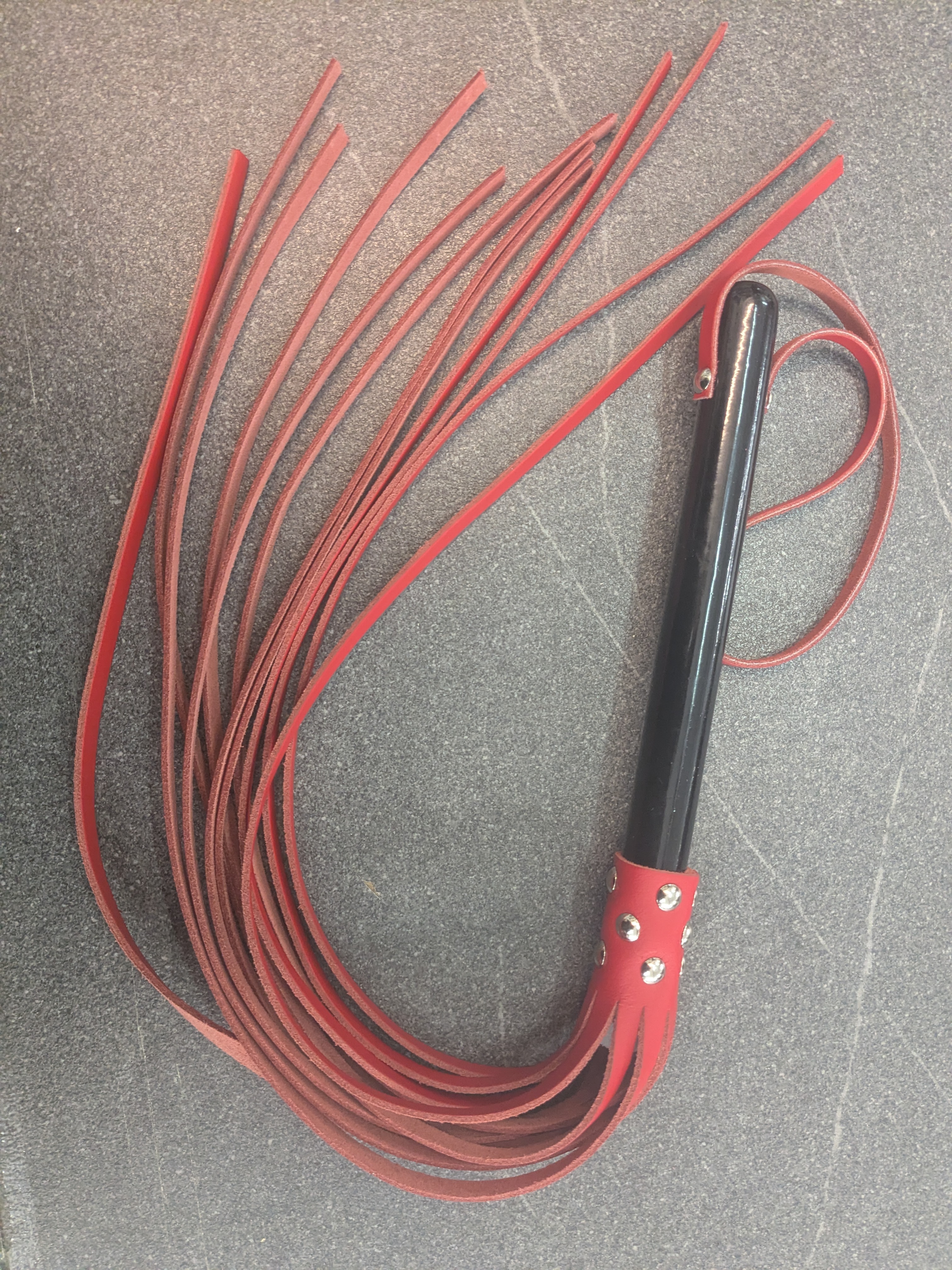 Leder Peitsche Quicky - schwarzer Griff, rote Streifen
