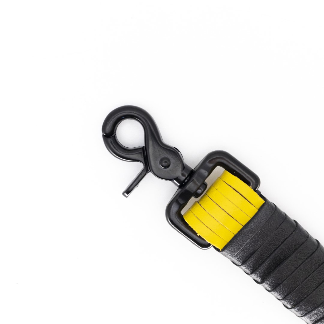 Lederpeitsche mit Karabiner Schwarz/Gelb
